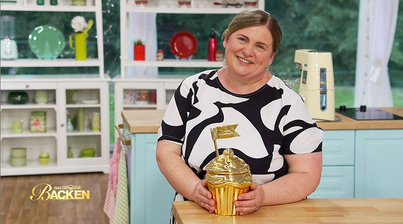 Oxana kann sich bei "Das große Backen" den goldenen Cupcake und die Gewinnsumme von 10.000 Euro sichern. Oxana kann sich bei "Das große Backen" den goldenen Cupcake und die Gewinnsumme von 10.000 Euro sichern.