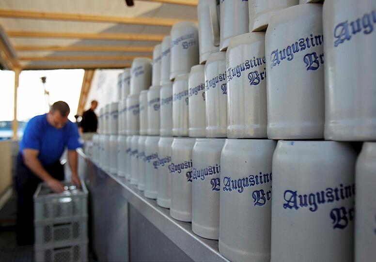 Warten auf die nächste Wiesn: Ein Mann packt Maßkrüge der Augustiner Brauerei ein.