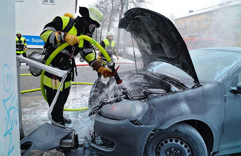... fängt ein Golf an einer Tankstelle in der Rosenheimer Straße Feuer.