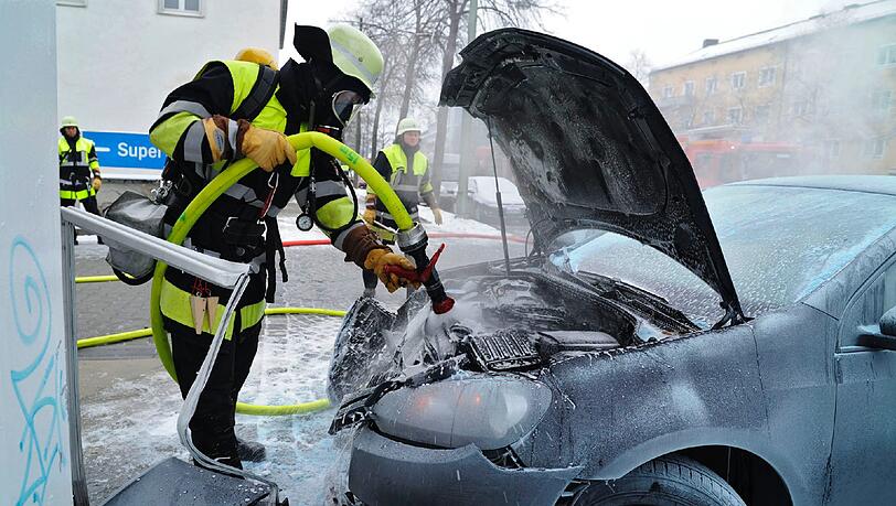 ... fängt ein Golf an einer Tankstelle in der Rosenheimer Straße Feuer. ... fängt ein Golf an einer Tankstelle in der Rosenheimer Straße Feuer.