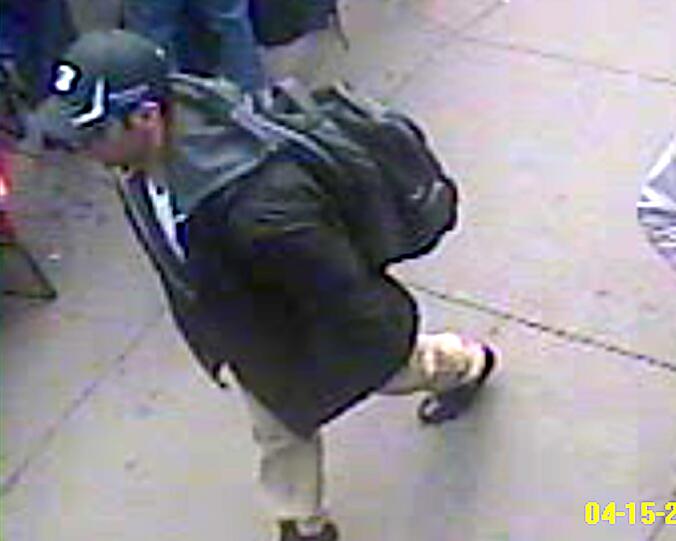 Baseball-Kappe und Rucksack: Nach diesen beiden Tatverdächtigen sucht das FBI