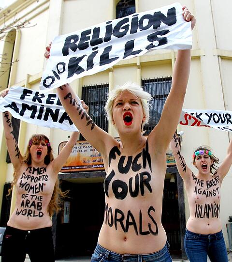 ...zum Beispiel vor der großen Moschee in Brüssel. Mit ihrem Nacktprotest will Femen auf die Freiheit von arabischen Frauen hinweisen.