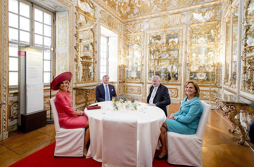 In der Staatskanzlei: das Königspaar mit Karin und Horst Seehofer.