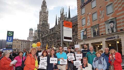 Bürger-Protest für die Wieder-Einführung der Buslinie 52 am Marienplatz.