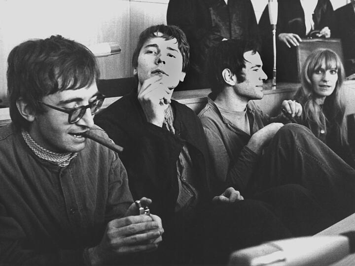 Die Anfänge der RAF: Thorwald Proll, Horst Söhnlein, Andreas Baader und Gudrun Ensslin als Angeklagte im Frankfurter Kaufhausbrandprozeß.