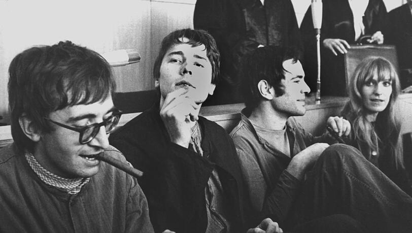 Die Anfänge der RAF: Thorwald Proll, Horst Söhnlein, Andreas Baader und Gudrun Ensslin als Angeklagte im Frankfurter Kaufhausbrandprozeß. Die Anfänge der RAF: Thorwald Proll, Horst Söhnlein, Andreas Baader und Gudrun Ensslin als Angeklagte im Frankfurter Kaufhausbrandprozeß.