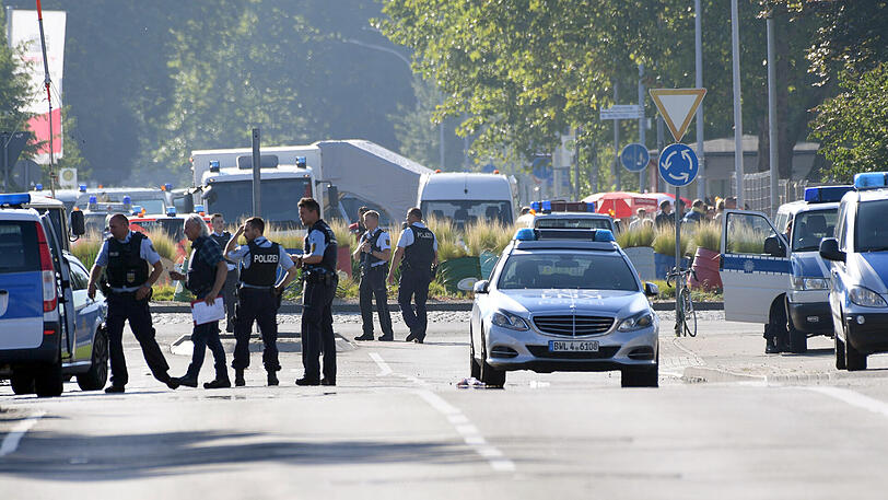 Polizeieinsatz vor dem "Club Grey" in Konstanz. In der Nacht hatte dort ein Täter Schüsse abgegeben.