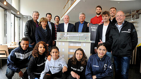 Die Unterstützer (v. l.): Alfred Dorfer, Charlotte Knobloch, Hasan Salihamidzic, Florian Weber, Uli Hoeneß, Dieter Reiter, Danilo Barthel, Steffen Hamann, Till Hofmann und Spieler von Bunt kickt gut.