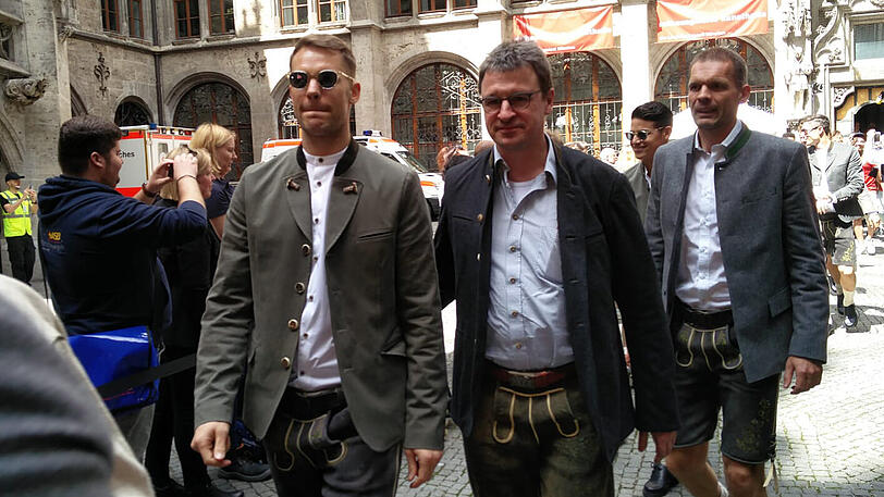 Auch mit Sonnebrille am Marienplatz: Manuel Neuer (li.).