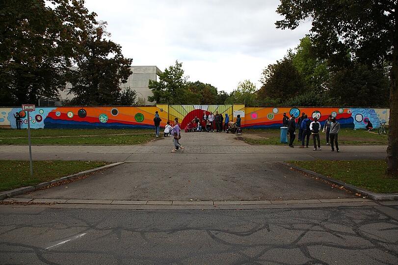 Die Wand am Eingang der Bayernkaserne erstrahlt in bunten Farben. Foto: privat