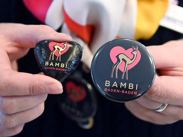 Baden-Baden im Bambi-Fieber: Ein Schokoherz und ein Ansteckbutton.