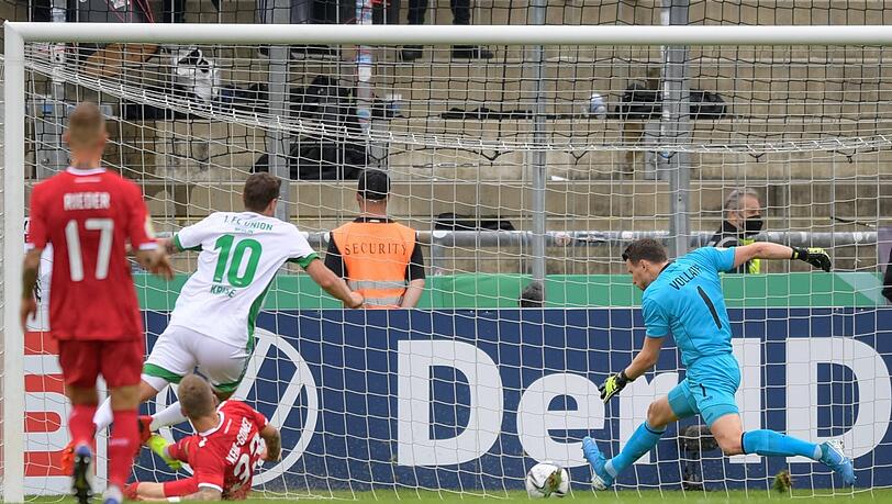 Eben noch in Tokio, jetzt in Giesing: Unions Olympia-Fahrer Max Kruse (Nr. 10) trifft zum entscheidenden 1:0 für die Berliner.
