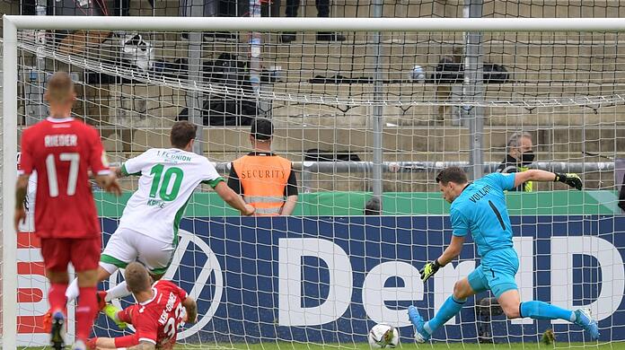 Eben noch in Tokio, jetzt in Giesing: Unions Olympia-Fahrer Max Kruse (Nr. 10) trifft zum entscheidenden 1:0 für die Berliner.