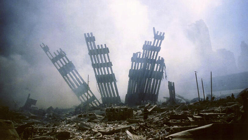 Wie ein Mahnmal ragen die Überreste des eingestürzten World Trade Centers nach dem Anschlag aus den Trümmern am Ground Zero.
