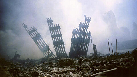Wie ein Mahnmal ragen die Überreste des eingestürzten World Trade Centers nach dem Anschlag aus den Trümmern am Ground Zero.