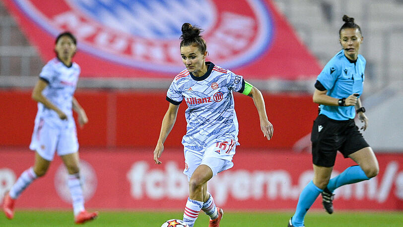 Die Fußballerinnen des FC Bayern um Lina Magull spielen am Dienstagabend erstmals in der Allianz Arena. (Archivbild)