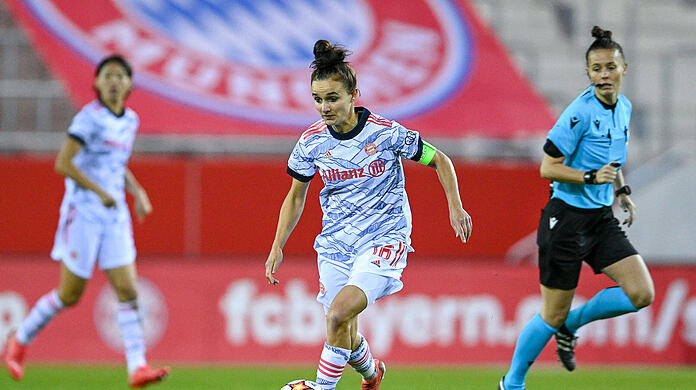 Die Fußballerinnen des FC Bayern um Lina Magull spielen am Dienstagabend erstmals in der Allianz Arena. (Archivbild)