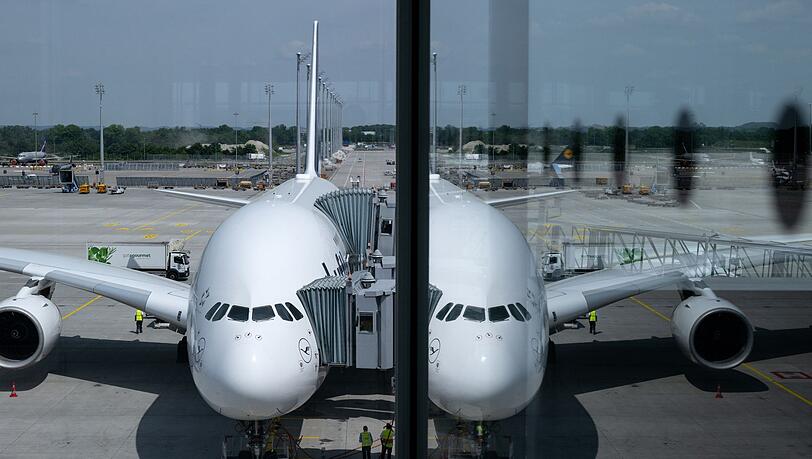 Eine Lufthansa-Maschine des Typs Airbus A380 steht auf dem Flughafen.