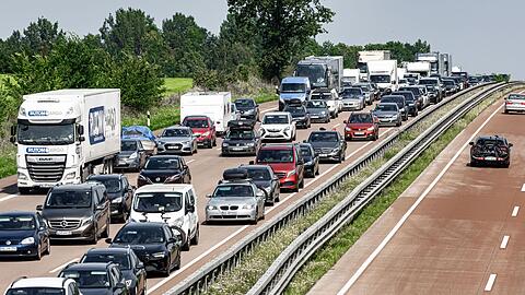 Deutschlands Straßen sind voll, doch es kommt zu etwas weniger Verletzten bei einem Unfall.