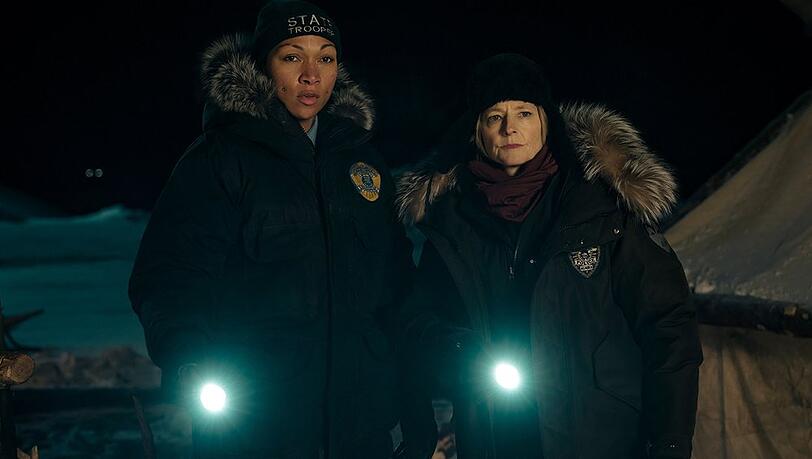 Kali Reis und Jodie Foster (r.) in "True Detective: Night Country". Kali Reis und Jodie Foster (r.) in "True Detective: Night Country".