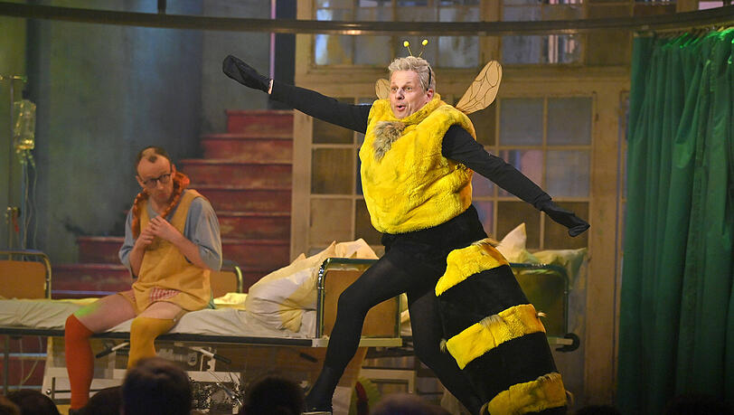 Gerhard Wittmann, Double von Dieter Reiter, als Biene auf der Bühne beim Singspiel 2024. Gerhard Wittmann, Double von Dieter Reiter, als Biene auf der Bühne beim Singspiel 2024.