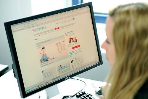 Marie hat sich für die Partnersuche im Internet entschieden &ndash; und loggt sich bei einer Flirtbörse ein.