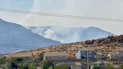 Zehntausende m&uuml;ssen aufgrund des sich weiter ausbreitenden Brandes bei Reno aus ihren H&auml;usern fliehen.