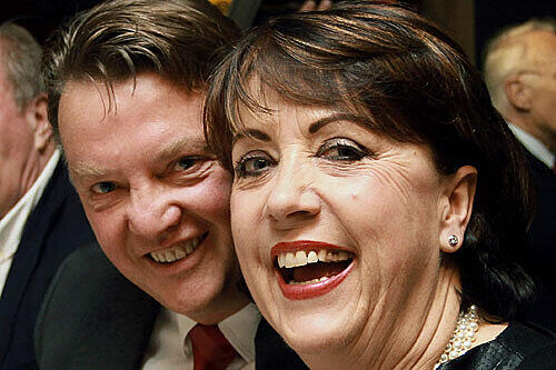 Ein strahlendes Duo: Bayern-Trainer Louis van Gaal und seine Frau Truus - doch am Sonntag verging ihr das Lachen.