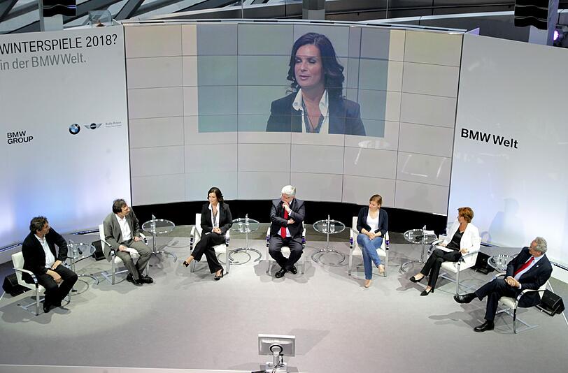 Das Podium: von links Christian Stückl, AZ-Chefredakteur und Moderator Arno Makowsky, Katarina Witt, Joschka Fischer, Katharina Schulze (Grüne), Ko-Moderatorin Ursula Heller, OB Christian Ude.
