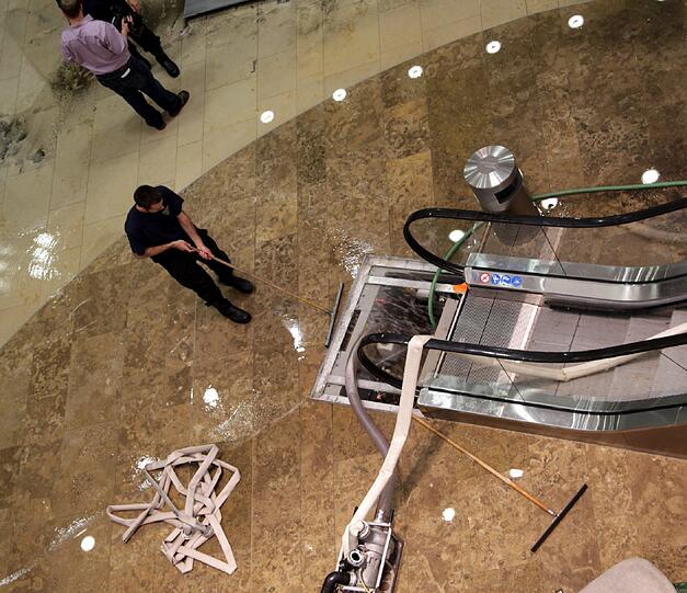 Mit Wasserschiebern gegen die Wassermassen: Das Untergeschoss der Pasing Arcaden.