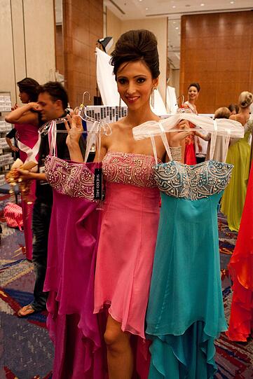 So viele schöne Kleidchen: Miss Germany 2011, Valeria Bystritskaia, hat die freie Auswahl.