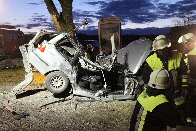 Ein 22 Jahre alter Autofahrer ist bei einem Überholmanöver nahe Saaldorf-Surheim im oberbayerischen Landkreis Berchtesgadener Land ums Leben gekommen.