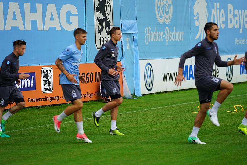 Vor den Augen Hunderter Fans betraten die Löwen das erste Mal nach dem Abstieg in die Regionalliga den Trainingsplatz.