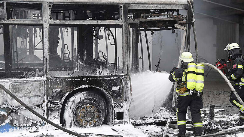 Brand auf einem Betriebshof in Hohenbrunn: Die Feuerwehren mussten gleich drei in Flammen stehende Gelenkbusse löschen. Die Bilder vom Einsatz.