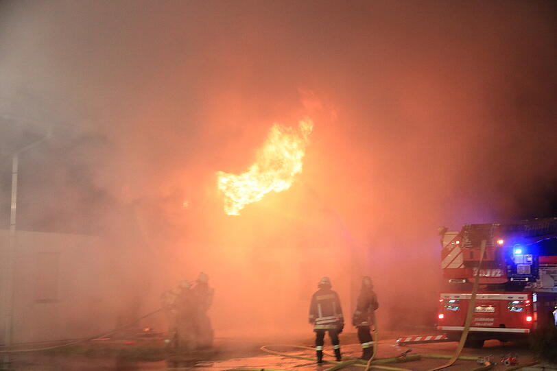 Ein Vollbrand in einem Asylheim löste am Montagabend einen Großalarm aus.