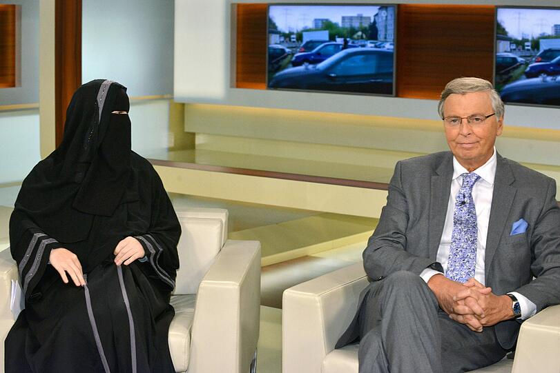 Nora Illi, Frauenbeauftragte des "Islamischen Zentralrats Schweiz", und der CDU-Innenpolitiker Wolfgang in der ARD-Talksendung "Anne Will" zum Thema "Mein Leben für Allah - Warum radikalisieren sich immer mehr junge Menschen?".