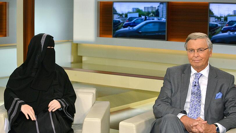 Nora Illi, Frauenbeauftragte des "Islamischen Zentralrats Schweiz", und der CDU-Innenpolitiker Wolfgang in der ARD-Talksendung "Anne Will" zum Thema "Mein Leben für Allah - Warum radikalisieren sich immer mehr junge Menschen?". Nora Illi, Frauenbeauftragte des "Islamischen Zentralrats Schweiz", und der CDU-Innenpolitiker Wolfgang in der ARD-Talksendung "Anne Will" zum Thema "Mein Leben für Allah - Warum radikalisieren sich immer mehr junge Menschen?".