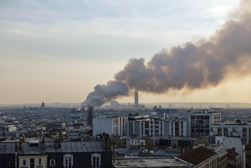 Die weltberühmte Kathedrale Notre-Dame de Paris steht in Flammen.