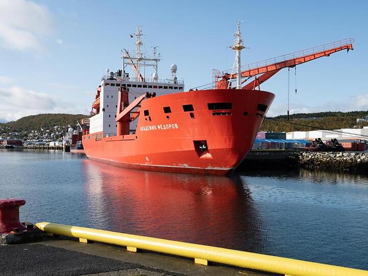 Der russische Eisbrecher "Akademik Federow" versorgt die "Polarstern" mit Ausrüstung und Treibstoff.