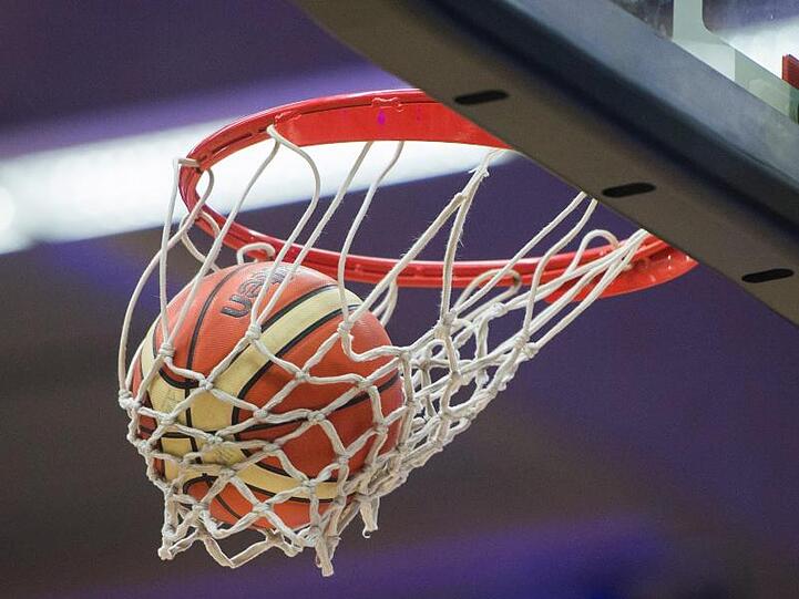 Ein Basketball fällt in den Basketballkorb. Foto: Lukas Schulze/dpa/Archivbild