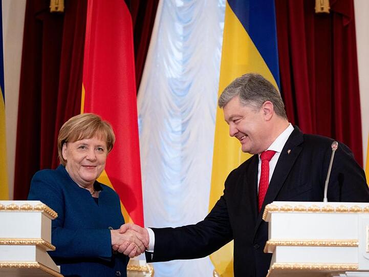 Bundeskanzlerin Angela Merkel und der ukrainische Präsident Petro Poroschenko bei einem Treffen in Kiew am 1. November.