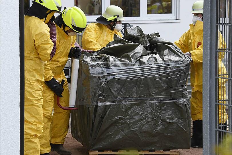 Die Einsatzkräfte nahmen die Harzverbindung auf und sicherten den beschädigten Behälter.