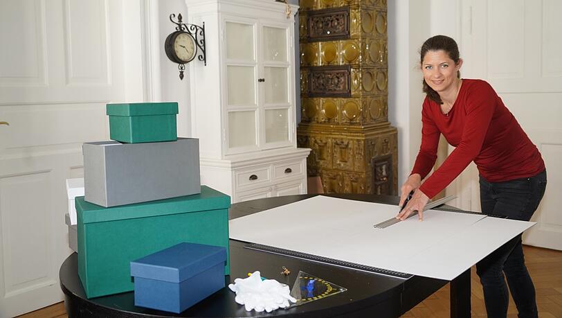 Sabine Borszik bastelt die maßgenauen Boxen noch in ihrem Wohnzimmer. Derzeit sucht sie einen kleinen Shop zur Miete.