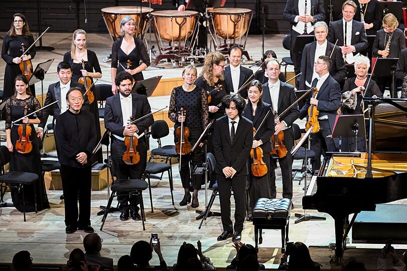 Der Dirigent Myung-Whun Chung (links) mit dem Pianisten Yunchan Lim in der Isarphilharmonie.
