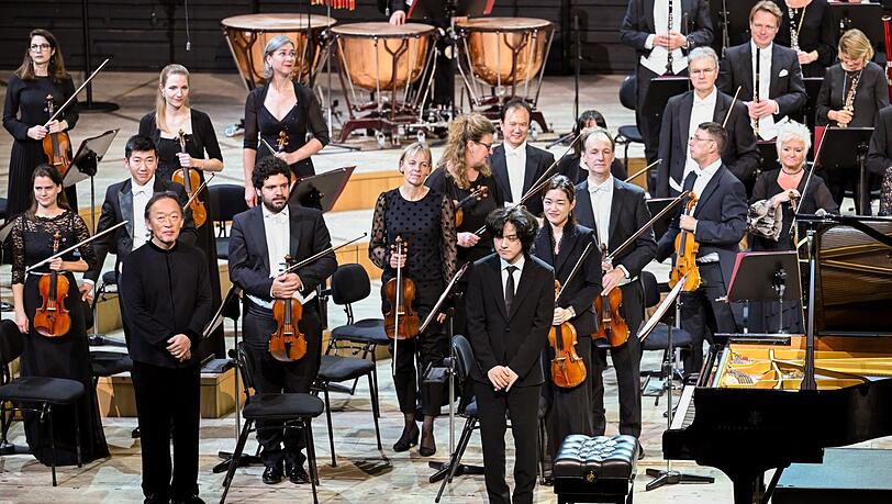 Der Dirigent Myung-Whun Chung (links) mit dem Pianisten Yunchan Lim in der Isarphilharmonie. Der Dirigent Myung-Whun Chung (links) mit dem Pianisten Yunchan Lim in der Isarphilharmonie.