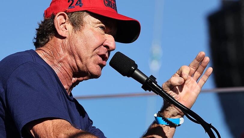 Schauspiel-Star Dennis Quaid trat mit roter Trump-Schirmmütze in Kalifornien ans Rednerpult.
