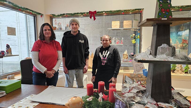 Tanja Freudlsperger (l.) arbeitet fest im Laden, ihr Kollege Patryck Malkiewicz (r.) unterstützt sie einmal pro Woche, sonst ist er in der Seifenmanufaktur in Moosach. "Den Kontakt mit den Kunden brauche ich einfach“, sagt er. Gruppenleiter Max Suppmayr (Mitte) unterstützt.