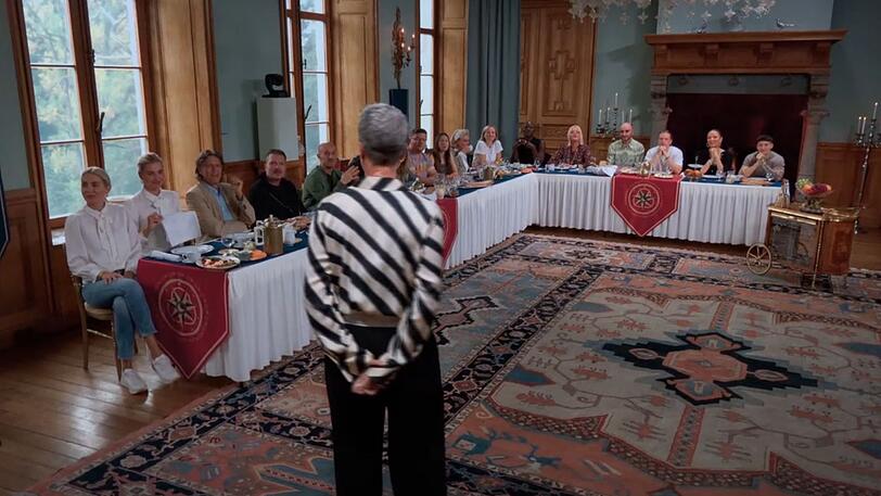 Zum Nachtisch eine Todesnachricht: Sonja Zietlow verkündete am Frühstück, wen die Verräter in der Nacht gemeuchelt hatten. Zum Nachtisch eine Todesnachricht: Sonja Zietlow verkündete am Frühstück, wen die Verräter in der Nacht gemeuchelt hatten.