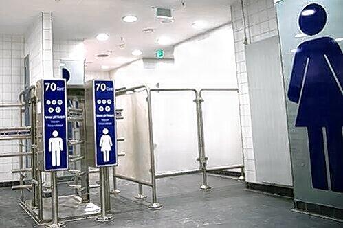 Zukunftsmodell für München? Wer mal muss, muss am Stachus 70 Cent Eintritt bezahlen, um ins &bdquo;WC-Center&ldquo; zu gelangen.