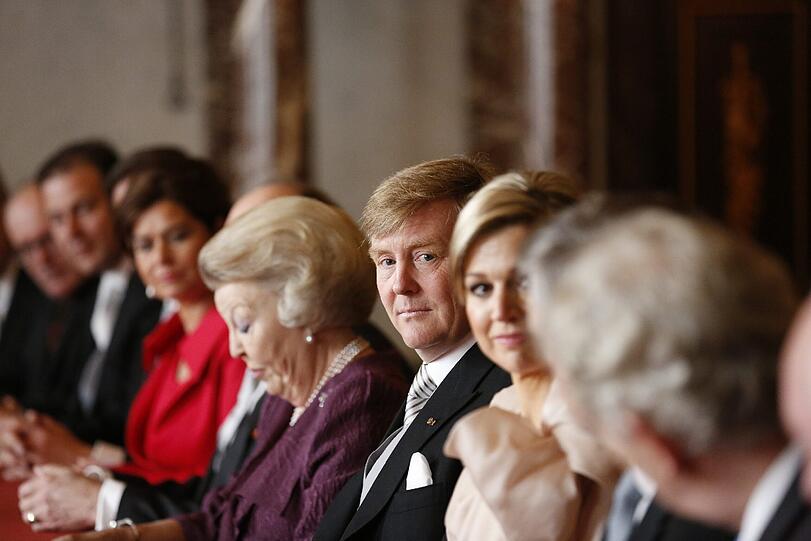 Königin Beatrix unterzeichnet ihre Abdankungsurkunde. An ihrer Seite der neue König Willem-Alexander und Maxima.